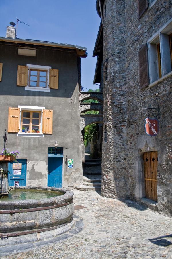 Au Cheval Blanc - Appartements Et Chambres D'Hotes Albertville Exteriér fotografie
